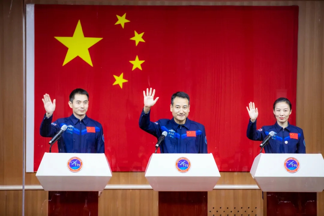 热点素材：中国空间站首位女航天员来了，她背后的故事值得讲给孩子听！(图2)